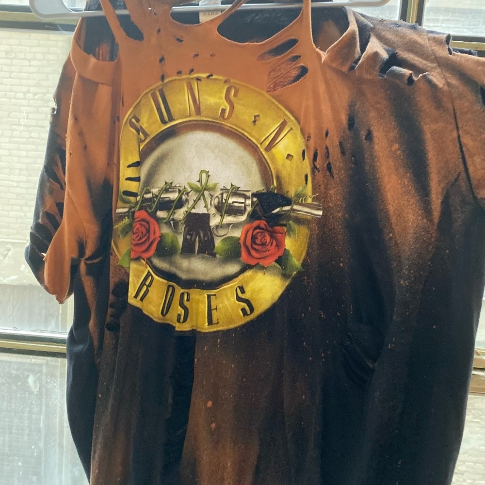Distressed guns-n-roses tshirt